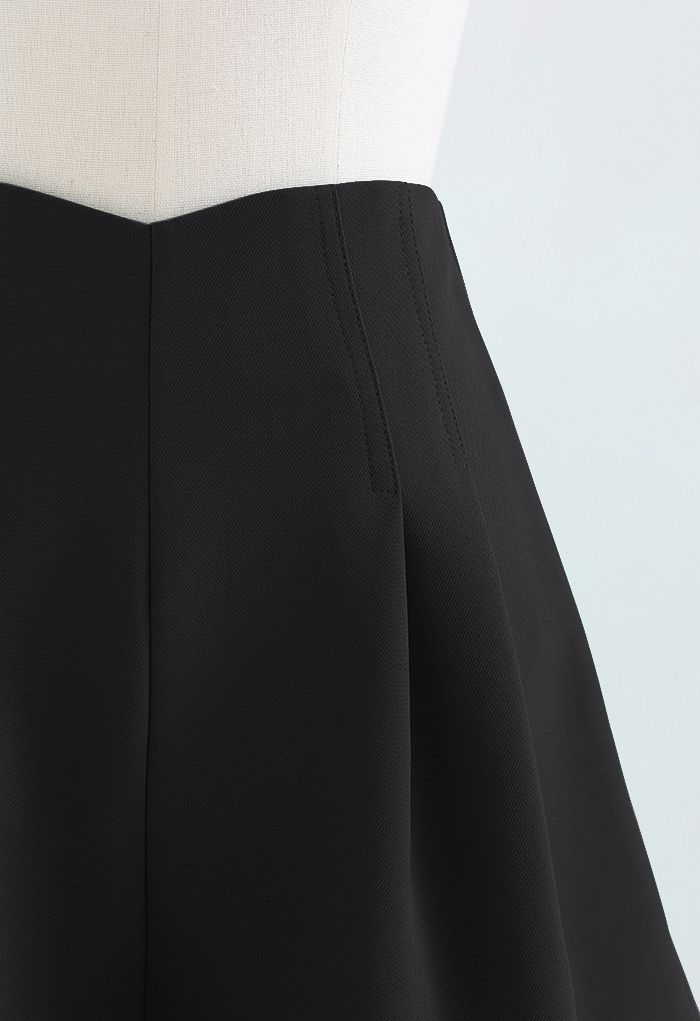 Stitches Waist Pleated Shorts in Black